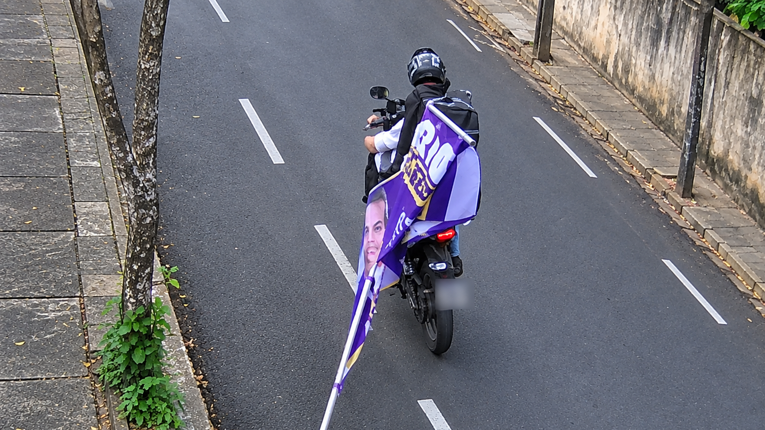 Candidato a deputado estadual tem bandeirola retirada por motociclista em Rio Preto